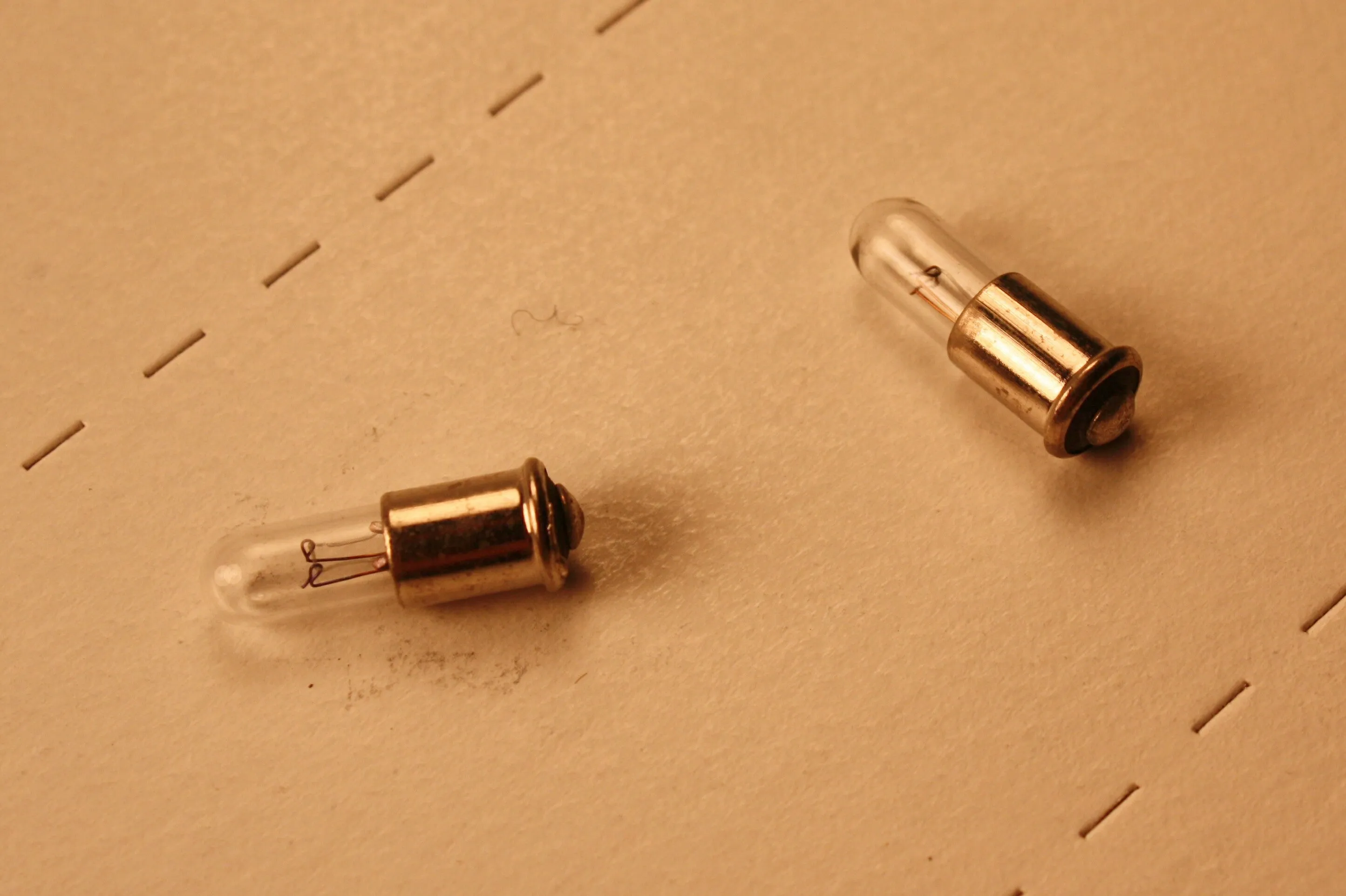 Ath-90360   Athearn RTR replacement light bulb (pkg 2)
